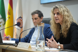 Amparo Medina durante su intervención, junto al profesor Juan Escribano.