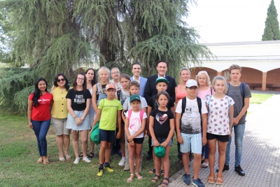 El rector, José Carlos Gómez Villamandos, en el centro, junto a Antonio Jesús Rodríguez, director de la Cátedra de Cooperación al Desarrollo, miembros colaboradores de la jornada, y los 10 niños bielorrusos