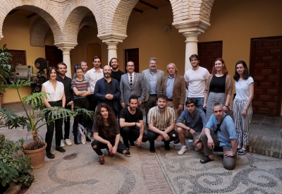 Foto de familia de autoridades y finalistas de la octava edición de Suroscopia