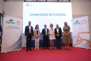 En el centro, la vicerrectora Sara Pinzi, recoge la distinción otorgada a la UCO como entidad colaboradora del FAMSI.
