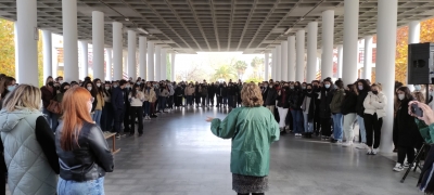 Estudiantes concentrados a las puertas de la Facultad con motivo del 25N.