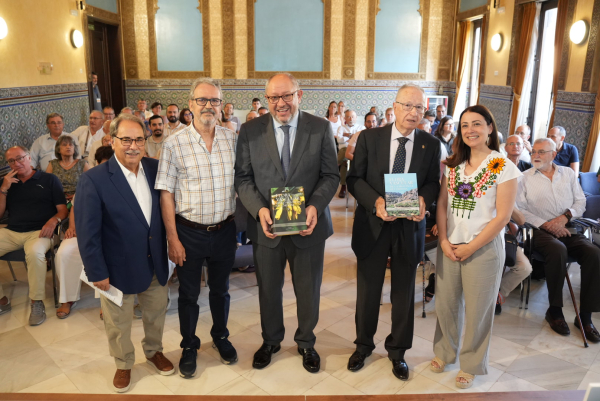 El rector junto al autor y autoridades académicas presentes en la presentación.