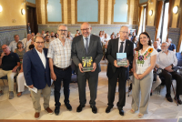 El rector junto al autor y autoridades académicas presentes en la presentación.