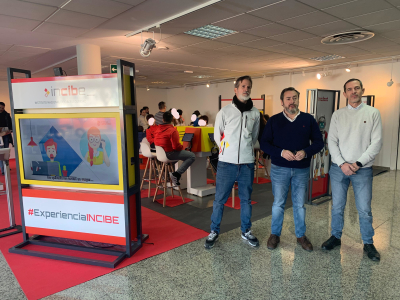 El director del CDT de Puente Genil, Juan Carlos Gámez, junto a los técnicos del INCIBE.