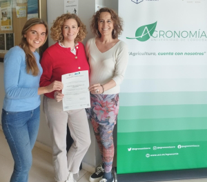 Las integrantes del equipo con su diploma acreditativo.