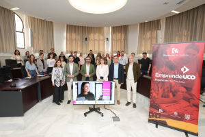 Foto de familia de autoridades y asistentes al evento  ‘¿Qué ofrece Córdoba a los emprendedores?’.