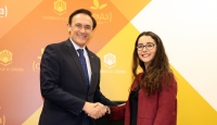 El rector José Carlos Gómez Villamandos y la presidenta de ESN Córdoba, Magdalena Molero, tras la firma del acuerdo. 