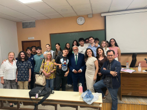 El Defensor del Pueblo Andaluz con estudiantado de la Facultad.