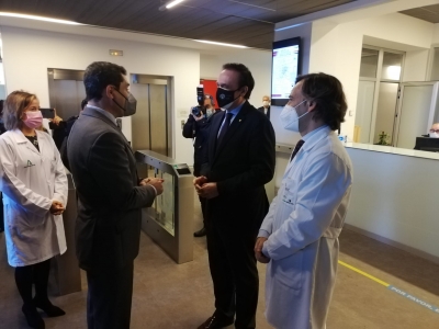 Juanma Moreno, José Carlos Gómez Villamandos y Pablo Pérez, en un momento de la visita.