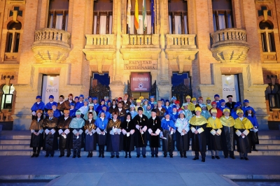 Foto de familia los nuevos doctores honoris causa, autoridades académicas y la comitiva, al término del acto.