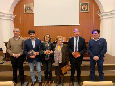 Foto de familia de autoridades y familiares de Mario López en la presentación del libro