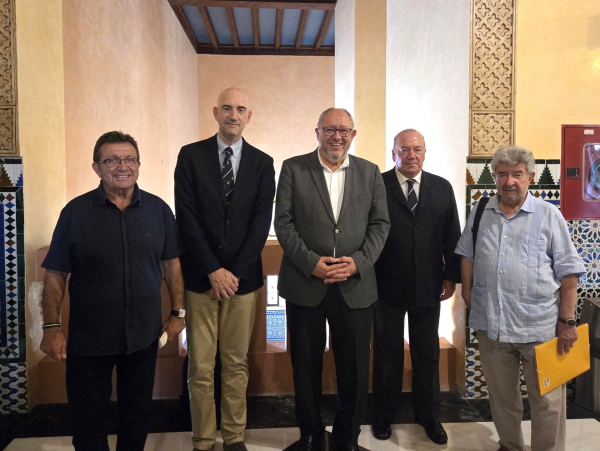 El rector junto al conferenciante y representantes de la Fundación Blas Infante.