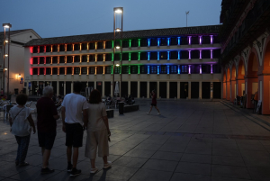 Foto de archivo del edificio de UCOCultura iluminado con los colores de la bandera  LGTBI.