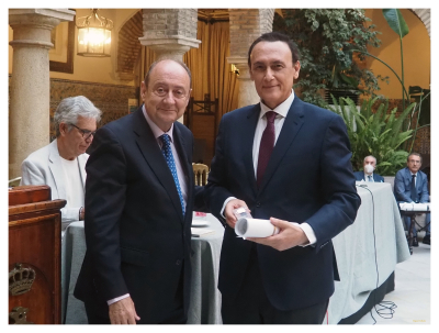 El rector de la UCO recoge el reconocimiento de las manos del presidente del Ateneo, Federico de la Torre.