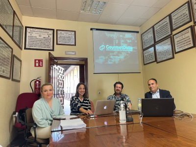 Profesionales que desarrollan el proyecto Gourmetdata junto al profesor Ricardo Hernández de la UCO.