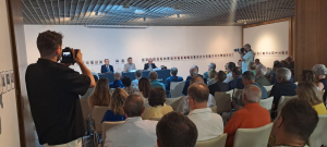 Vista del salón de actos durante la presentación del libro.