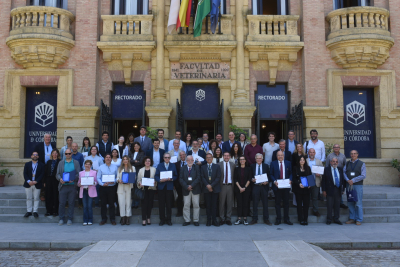Foto de familia de los participantes y galardonados en la jornada.