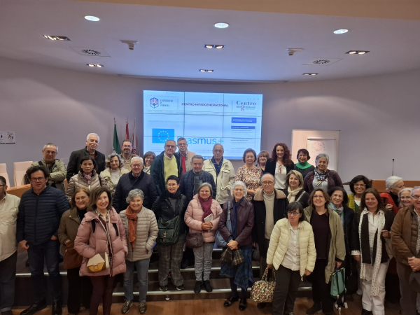 La directora del Centro, Ana Belén Martínez, junto al alumnado que acudió a la reunión informativo.