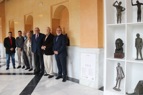 Curt Wilmer junto al rector y resto de acompañantes.
