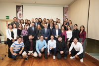 Foto de familia del alumnado del máster y las autoridades académicas.