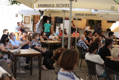 Imagen de la terraza del bar El Barón durante el desarrollo de la actividad &#039;terraceo científico&#039;