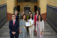 La galardonada, junto a las autoridades académicas.