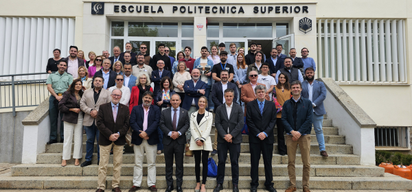 Foto de familia de los participantes en el acto.