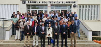 Foto de familia de los participantes en el acto.