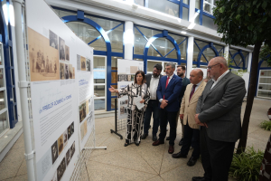 Autoridades asistentes a la inauguración de la exposición en Ciencias del Trabajo.