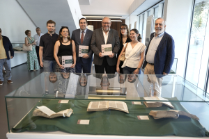 Autoridades y promotores del proyecto con estudiantes colaboradores en el montaje de la exposición y el catálogo presentado hoy.