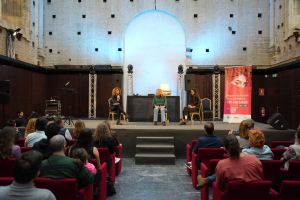 Un momento del acto de presentación del libro de poesías completas de Gata Cattana.