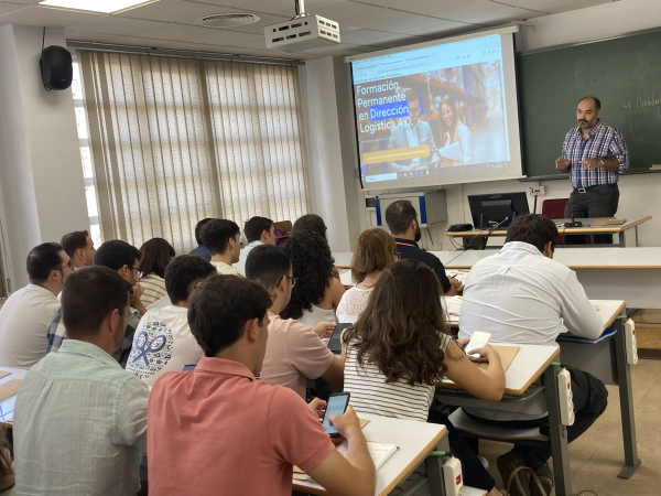 Uno de los directores del máster, Pablo Romero Carrillo, durante la impartición de una clase.
