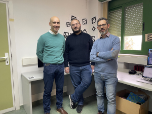 Los investigadores Manuel J. Marín, Rafael Berral y Rafael Muñoz en su laboratorio