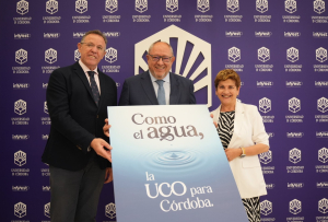 De izquierda a derecha, Eulalio Fernández, Manuel Torralbo y  Rosa Aparicio posan con la imagen de la campaña de este año.
