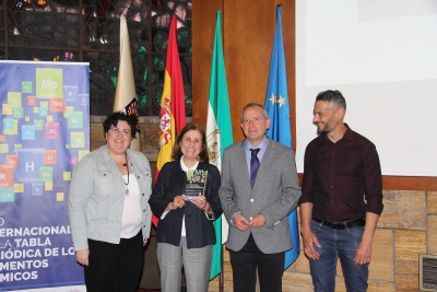 Un momento de la entrega la placa como recuerdo por participar en el ciclo de conferencias organizado por el aniversario de la Tabla Periódica