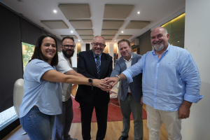 En el centro, el rector, junto a lor promoteres de GanadeLiA.