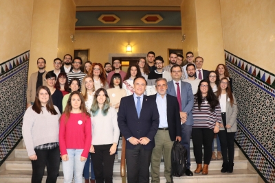 El rector de la Universidad de Córdoba, José Carlos Gómez Villamandos, y el coordinador general de Investigación, Alberto Marinas, junto a los investigadores en formación y algunos de los moderadores del Congreso. 