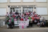 Participantes en la marcha contra el cáncer de mama.