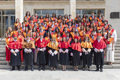 Foto de familia tras la graduación.