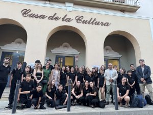 Los integrantes de la orquesta junto a los representantes académicos.