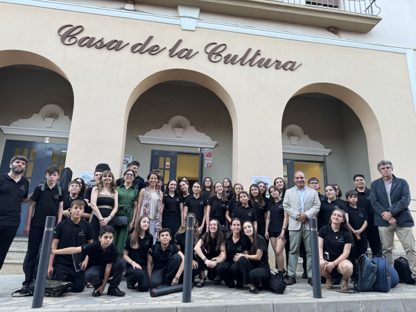 Los integrantes de la orquesta junto a los representantes académicos.