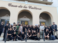 Los integrantes de la orquesta junto a los representantes académicos.