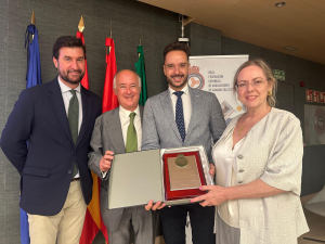 Manuel Hidalgo y Evangelina Rodero, en representación de la UCO, tras recoger el premio.