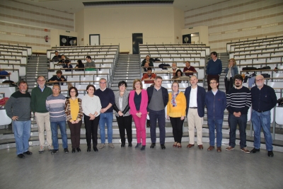 En el centro, Julieta Mérida y Mª Paz Aguilar, junto a los directores de los másteres presentados hoy.