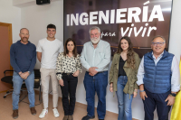 Los protagonistas del spot junto a parte del equipo directivo de la Escuela.