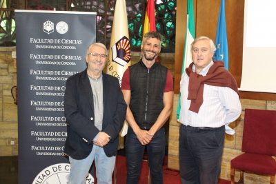 De izda a dcha: Isidro Rodríguez Rodríguez (Conferenciante), Rut Morales (Vicedecano de Movilidad, Internacionalización y Comunicación Científica de la Facultad de Ciencias) y José Manuel Recio Espejo (Catedrático de Universidad, Dpto. Botánica, Ecología y Fisiología Vegetal)