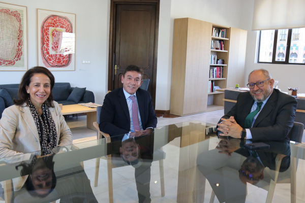 De izquierda a derecha, Lourdes Arce, Isidoro García y Manuel Torralbo, durante la reunión.