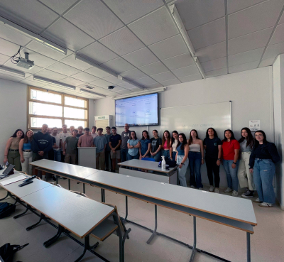 La profesora Jaén y Rafael Garrido junto al alumnado de la asignatura en la que se impartió la charla.