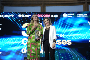 Rosa Gallardo, exdirectora de la ETSIAM, recoge el premio de manos de Ainhoa Moll.