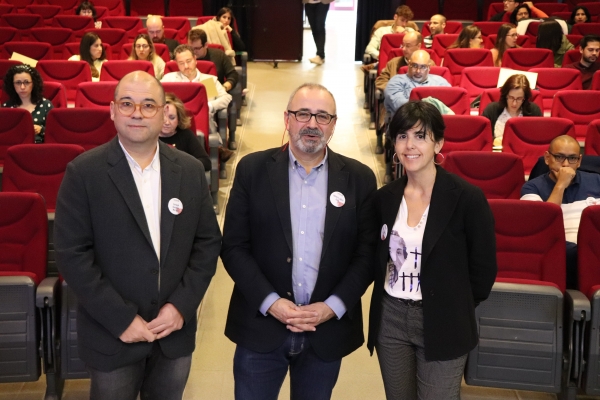 El vicerrector de Investigación y Desarrollo Territorial de la Universidad de Córdoba, Enrique Quesada (izqd.), el catedrático de Microbiología de la Universidad de Navarra, Ignacio López Goñi, y la presidenta de la Asociación Española de Comunicación Científica, Elena Lázaro, durante la presentación de las jornadas. 